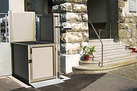 Garaventa Lift platform lift outdoors at a public building in Germany – step-free access to the entrance steps