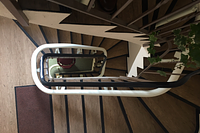 Treppenlift im Innebereich auf einer Wendeltreppe