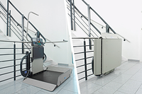 Plattformlift im Innenbereich eines Treppenhauses, links ausgeklappt mit großer Plattform für Rollstuhlfahrer, rechts platzsparend hochgeklappt an der Treppe.
