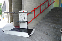 Plattformlift im Aussenbereich von einem Schulhaus