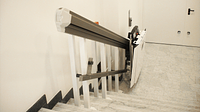 Plattformlift X3 an gerader Innentreppe in zugeklappter Parkposition