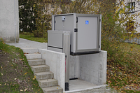 Hublift von Garaventa Lift im Außenbereich neben einer Treppe, barrierefreier Zugang in einer Gartenanlage