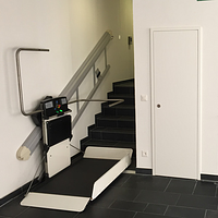 Plattformlift X3 auf gerader Innentreppe mit fahrbereiter Plattform
