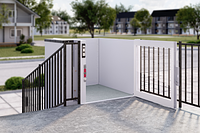 Hublift Multilift an der oberen Haltestelle mit geöffneter Tür und Bedienelementen